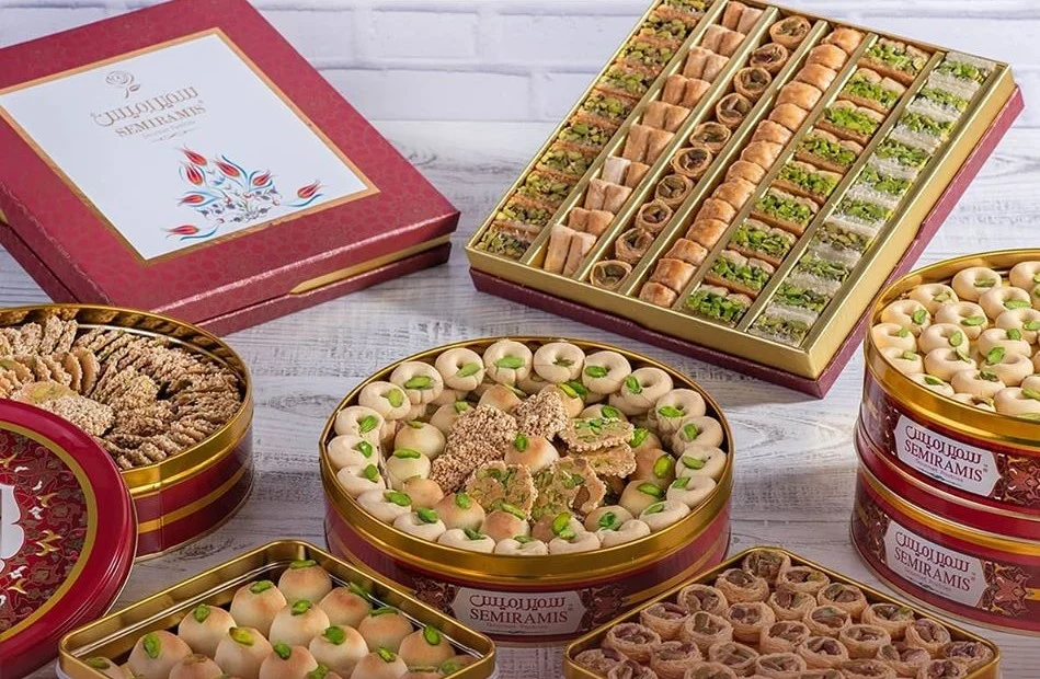 تشكيلة من حلويات سميراميس في علبها